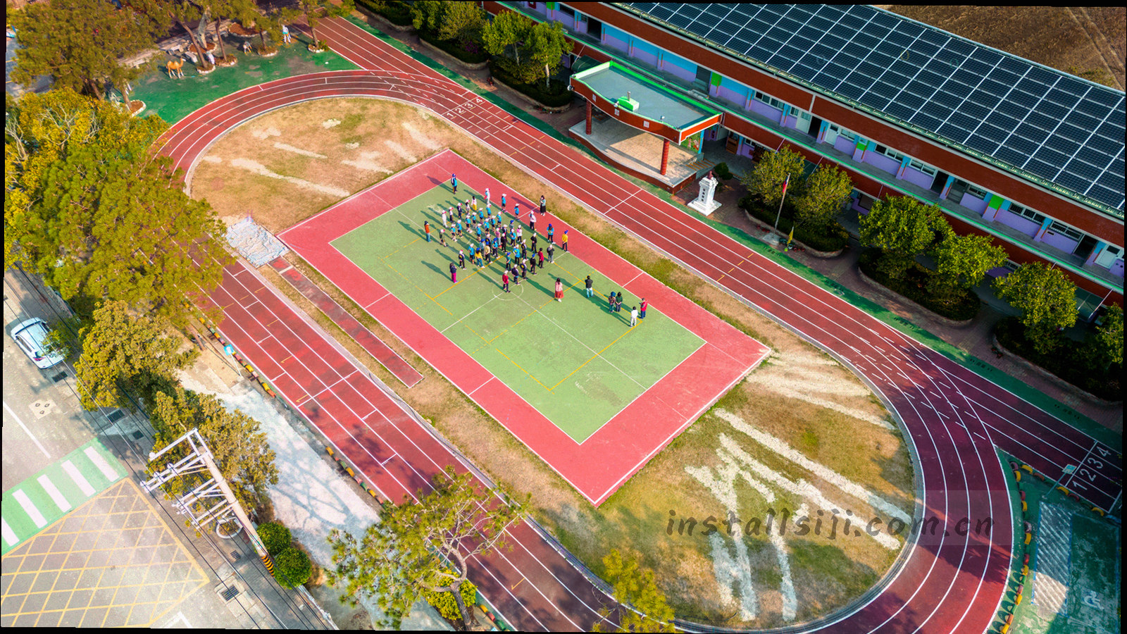 大面积商业空间俯拍安装现场，作业区按编号分区排布